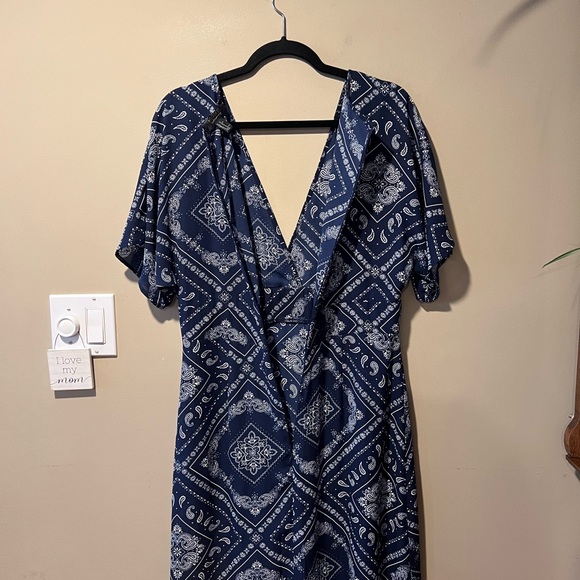 Forever 21 Contemporary Navy & White Geometric Paisley/Floral Print Maxi Dress - Picture 13 of 16